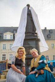 Annaberg-Buchholz feiert 500 Jahre Barbara Uthmann. Mit der Enthüllung des Spitzenumhangs am Denkmal der bedeutendsten sächsischen Unternehmerin des 16. Jahrhunderts auf dem Marktplatz wurde am Freitagaend das Festwochenende eröffnet. Der Umhang, der aus rund 3300 Bändern besteht, ist von Klöpplerinnen aus ganz Europa gefertigt worden. 