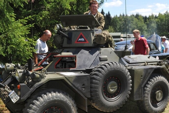 
              <p class="artikelinhalt">In Posseck dabei war auch der Freund historischer Armeetechnik Jens Eckert aus Adorf mit seinem Ferret-Panzer.</p>
            