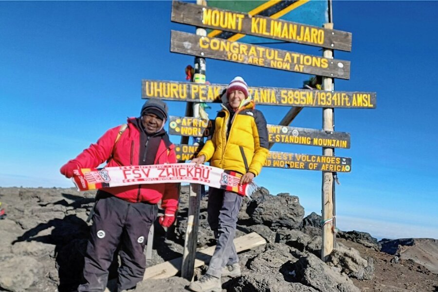 Mit dem Schal des FSV Zwickau unterwegs auf den höchsten Gipfel Afrikas - Andrea Herold und Bergführer Jackie halten auf dem Kilimandscharo den Schal in die Kamera. 