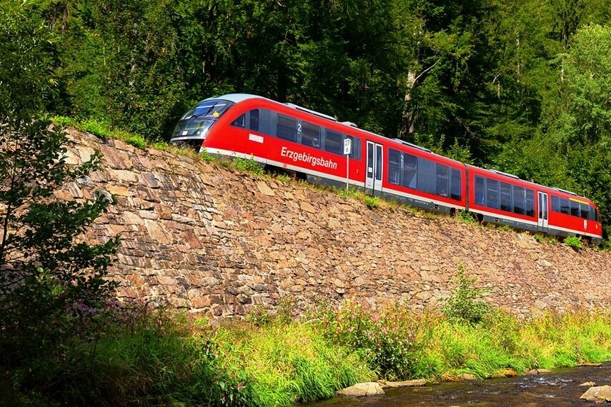 Die Erzgebirgsbahn pendelt am Wochenende stündlich zwischen Marienberg und Pockau-Lengefeld. 