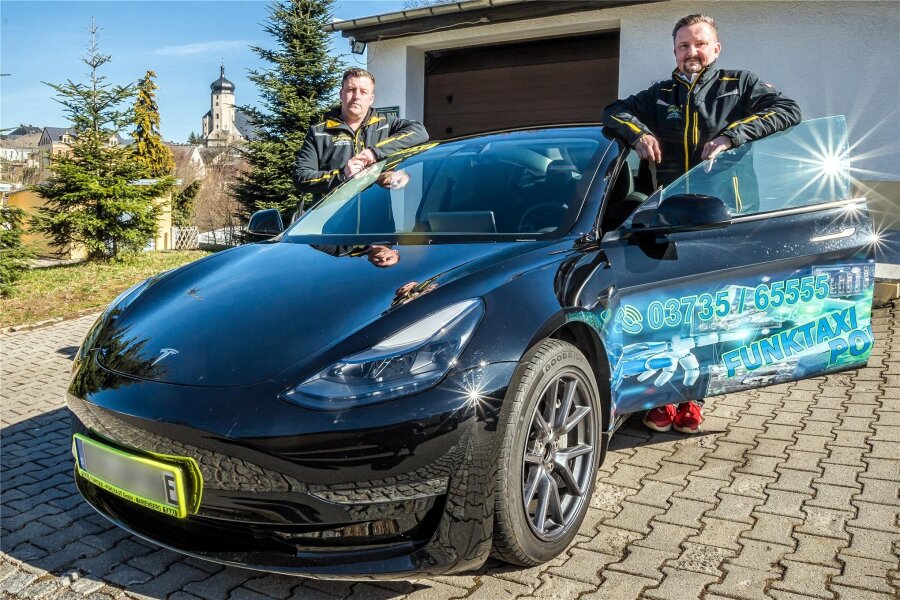 Mit dem Tesla in die Schule: Erste Taxiunternehmen aus dem Erzgebirge trauen sich ans Elektroauto - Michél und Maik Pohlhaus (v. r.) mit ihrem erstem Elektrofahrzeug, einem Tesla Model 3.