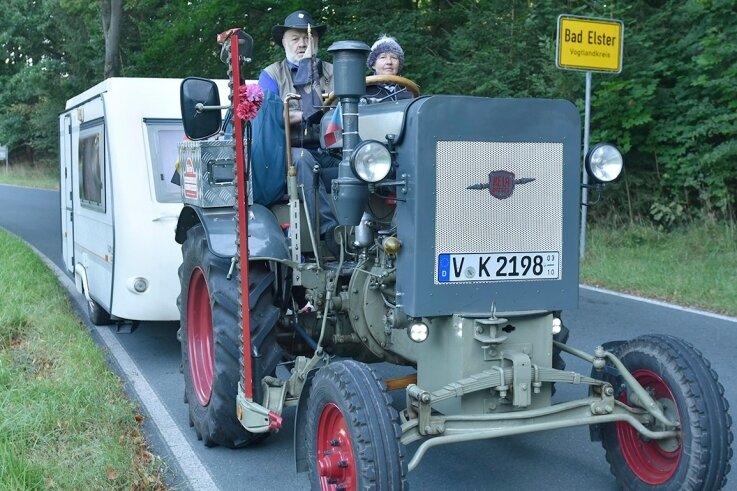 Mit dem Traktor zum Großglockner - Klaus Krause aus Bad Elster und seine Lebensgefährtin Helga Ketzel fahren mit einem Traktor, Marke Herrmann Lanz Aulendorf Baujahr 1944, plus Wohnwagen zum Großglockner. 
