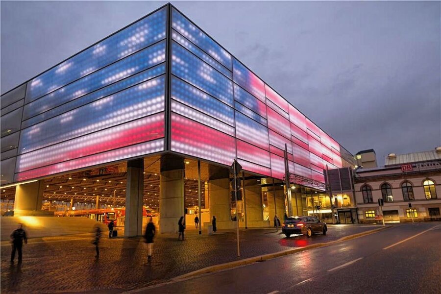 Mit dem US-Konsul und Voice-of-Germany-Sänger: In Chemnitz wird America Day gefeiert - Am 12. Mai wird America Day gefeiert. Die Beleuchtung am Bahnhof zeigte 2015 probeweise die US-Flagge. 