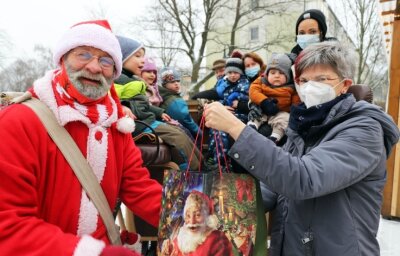 Mit dem Weihnachtsmann auf Kutschfahrt - Bevor die Kutschfahrt losging, übergab der Weihnachtsmann Geschenke an Kita-Leiterin Katrin Baltrusch. 