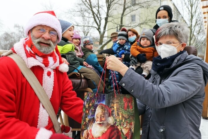 Mit dem Weihnachtsmann auf Kutschfahrt - Bevor die Kutschfahrt losging, übergab der Weihnachtsmann Geschenke an Kita-Leiterin Katrin Baltrusch. 