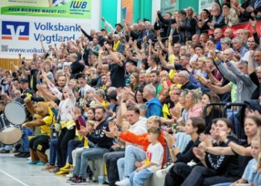 Mit den Fans ungeschlagen bleiben - Faustpfand Helbig-Halle: In keine andere Halle in der Handball-Oberliga kamen im Schnitt so viele Zuschauer wie beim SV 04 Oberlosa. Auch dank der Fans blieb man im Jahr 2023 zu Hause ungeschlagen. 