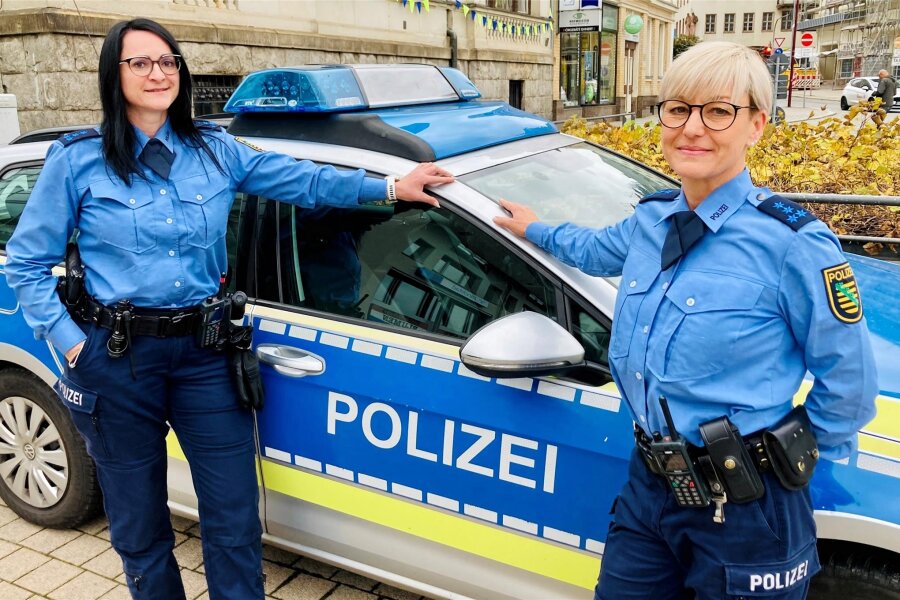 Mit den neuen Bürgerpolizistinnen von Aue unterwegs: Welcher Brennpunkt in der Stadt ihr Sorgenkind ist - Kathrin Wolf (l.) und Jana Oeser sind seit Jahresbeginn in Aue-Bad Schlema als Bürgerpolizistinnen auf Streife. Sie suchen die Nähe zu den Menschen und wollen Vorurteile abbauen.