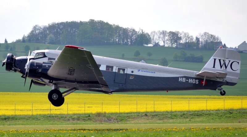 <p class="artikelinhalt">Erstmals war in Jahnsdorf die Tante Ju (Junkers 52) zu sehen. Sie war für die Rundflüge völlig ausgebucht. Im Zweiten Weltkrieg wurde sie hauptsächlich als Truppentransporter eingesetzt. Das Flugzeug wird von drei Sternmotoren angetrieben. </p>