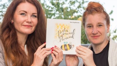 Mit der Bummel-Hummel unterwegs - Katja Fugmann (l.) und Nora Engelbrecht mit dem Kinderbuch "Die Bummelhummel". 
