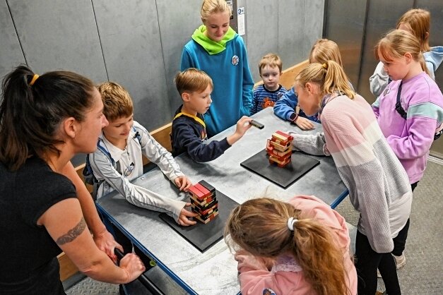 Mit der Maus hinter den Kulissen - Jutta Boehme zeigt den Kindern mithilfe eines Geschicklichkeitsspiels, wie ruhig der Lastenaufzug fährt, der sonst Exponate transportiert.