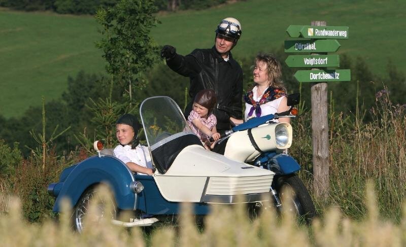 Jan Pauly fährt gern mit seiner Frau Katja und den Kindern Dustin (9) Alexa (4) mit dem MZ-Seitenwagengespann zum Picknick in die Region.