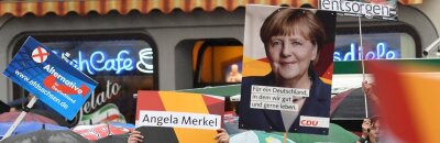 Mit der Raute im Radau - Merkel-Fans und Merkel-Gegner bei einem Auftritt der Kanzlerin vergangene Woche in Torgau. Die 63-Jährige will weitere vier Jahre regieren - obwohl sie seit der Flüchtlingskrise so umstritten ist wie noch nie.            