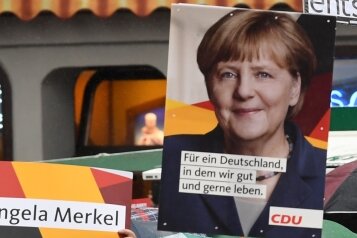 Mit der Raute im Radau - Merkel-Fans und Merkel-Gegner bei einem Auftritt der Kanzlerin vergangene Woche in Torgau. Die 63-Jährige will weitere vier Jahre regieren - obwohl sie seit der Flüchtlingskrise so umstritten ist wie noch nie.            