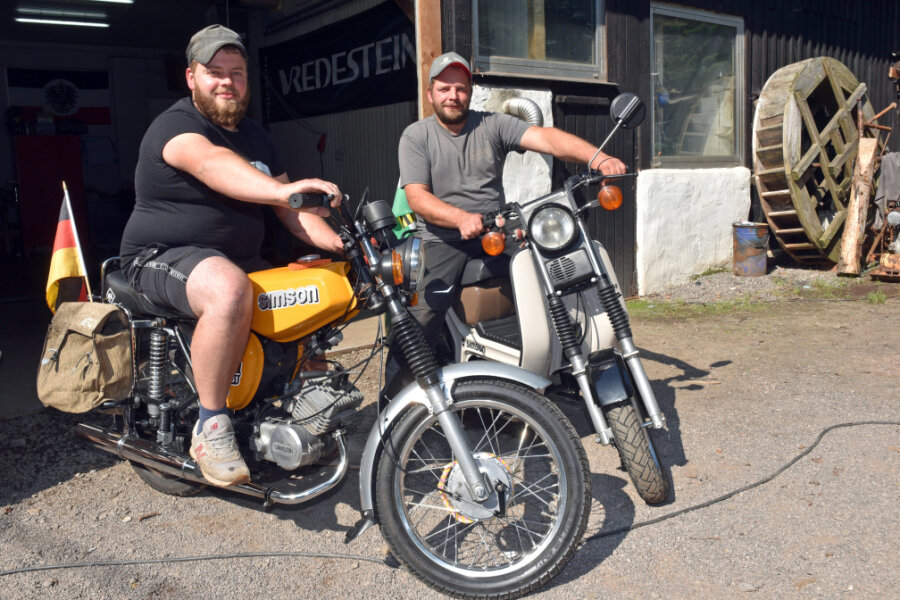 Die Brüder Steve Paul (27) und Markus Paul (36) aus Gahlenz sind auf Road-Trip gegangen. Mit dem Simson-Zweirad waren sie im August auf Urlaubstour nach Ungarn. 