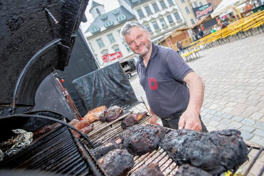 Mit diesen Spezialitäten lockt das Good-Food-Festival in Plauen - Das Good-Food-Festival lockt an diesem Wochenende auf den Plauener Altmarkt. Dabei ist auch Uwe Kölz aus Netzschkau. Er lässt das Fleisch bis zu 24 Stunden in seinem "Smoker" schmoren. 