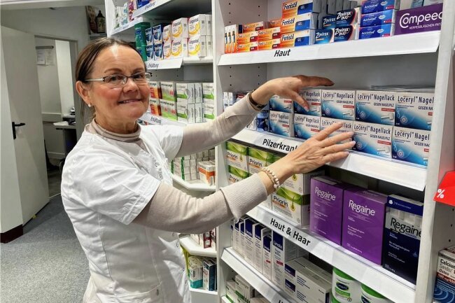 Mit diesen Strategien reagieren Apotheken im Landkreis Zwickau auf den Medikamentenmangel - Apothekenbesitzerin Ute Helm versucht, trotz der Knappheit von Antibiotika-Säften in Rücksprache mit den Ärzten Alternativen zu finden. 