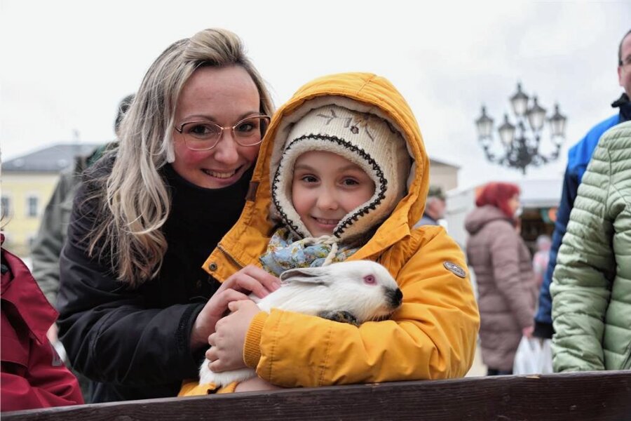 Mit echten und falschen Hasen: Oelsnitzer Ostermarkt gut besucht - Kaninchen zum Anfassen und Streicheln waren auf dem Ostermarkt in Oelsnitz sehr beliebt. So auch bei Stefanie Morgner (links) und Tochter Emmi (rechts) aus Tirpersdorf. 