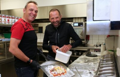 Mit ehemaligen Radsportprofis das Erzgebirge entdecken - Olaf Ludwig (l.) und Mario Kummer haben sich die Strecken im Erzgebirge angeschaut und dabei auch das Gesamterlebnis ausprobiert. Pizzabacken in kleiner Gruppe gehörte dazu. 