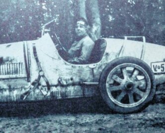 Mit eigener Oldtimer-Rundfahrt am Start - Hans Erik von Trützschler, Freiherr zu Falkenstein (1892-1956), fuhr in jungen Jahren Autorennen. Hier in einem Bugatti T35.