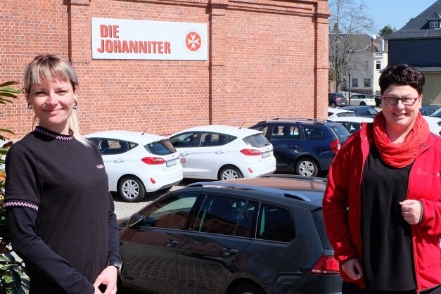Mit einem Baddienst im Pfarrhaus fing einst alles an - Im Februar erfolgte der langfristig vorbereitete Wechsel an der Spitze der Johanniter Sozialstation in Oelsnitz. Simone Kaus (rechts) hat die Pflegedienstleitung übernommen, Stellvertreterin ist Romy Lorenz. 