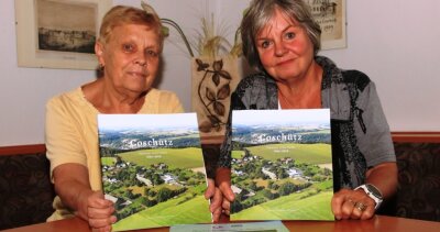 Mit einem Buch durch die Ortsgeschichte marschieren - Nach zwei Jahren halten Renate Wolf (links) und Gabriele Hentschel das fertige Buch in den Händen. 