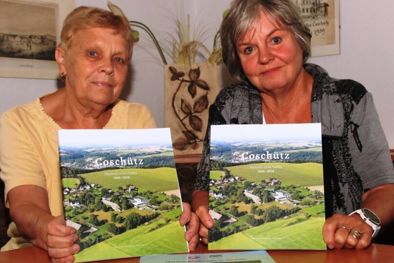Mit einem Buch durch die Ortsgeschichte marschieren - Nach zwei Jahren halten Renate Wolf (links) und Gabriele Hentschel das fertige Buch in den Händen. 