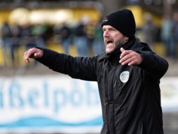 Mit einem Kracher ins neue Jahr - VFC-Trainer Karsten Oswald will die Tabellenspitze gegen den 1. FC Magdeburg II verteidigen. 