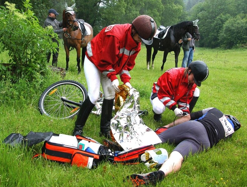 Cornelia Bergmann, Fachärztin innere Medizin (r.), und Nadja Kuhnert, Arzthelferin und Rettungssanitäterin, versorgen während einer Übung einen gestürzten Mountainbike-Fahrer.
