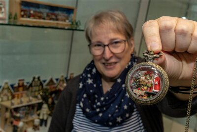 Mit einer Taschenuhr startet Auerbach ins Weihnachtsfieber - Das ist etwas ganz besonderes: Sabine Schuhknecht aus Dresden hat dem Auerbacher Museum eine Taschenuhr mit Weihnachtsmotiv zur Verfügung gestellt.