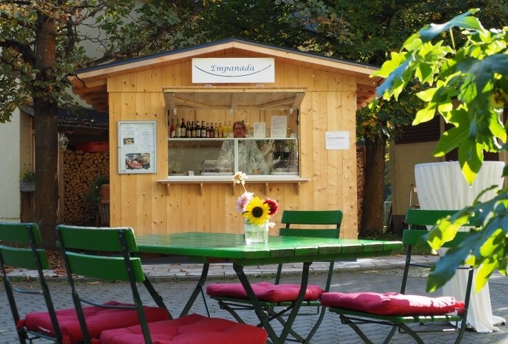 Susie Benz ist sehr glücklich mit ihrem neu eröffneten Kaffeehäuschen in Hennersdorf. 