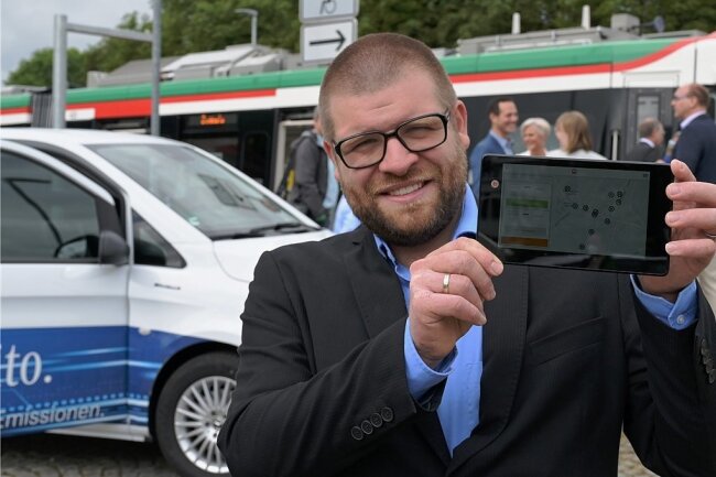 Mit "Erzmobil" und App: Wie Zwönitz Mobilität neu erfindet - Er leitet das Smart-City-Projekt in Zwönitz: Martin Benedict. Die Software für den Anschlussverkehr per Elektrobus ist schon fertig. 