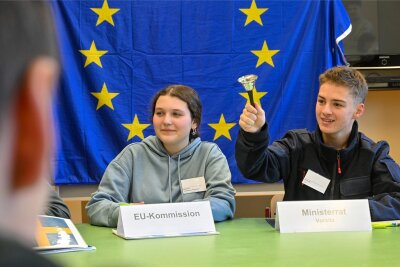 Mit Europa nichts am Hut: Trotzdem wollen es Lichtenauer wissen - Luisa Martin (links) wurde als Präsidentin der EU-Kommission gewählt, sozusagen die Ursula von der Leyen, und Erik Stemplinger als deren Vorsitzender, also der Regierungschef von Spanien, Pedro Sánchez.