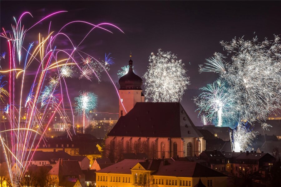 Mit Feuerwerk ins neue Jahr 2024: So haben Erzgebirger den Nachthimmel erlebt - Einen 180-Grad-Panoramablick haben zum Jahreswechsel Menschen am Galgenberg in Marienberg genossen.