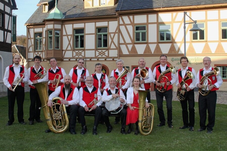 Die Seifersdorfer Blasmusikanten wollen am Samstagnachmittag ihr 75-jähriges Bestehen mit einem Gartenfest in der örtlichen Kleingartenanlage feiern. 