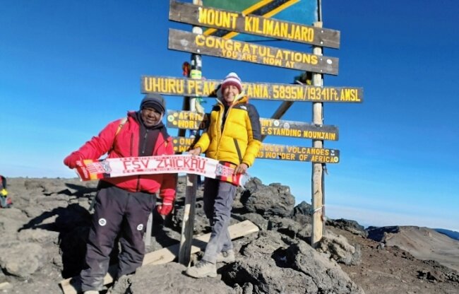 Mit FSV-Schal auf Afrikas Gipfel - Andrea Herold und Bergführer Jackie halten auf dem Kilimandscharo den Schal in die Kamera. 