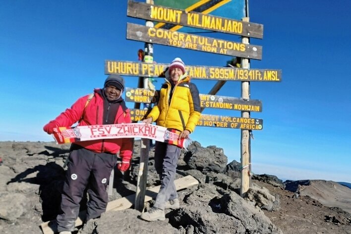 Mit FSV-Schal auf Afrikas Gipfel - Andrea Herold und Bergführer Jackie halten auf dem Kilimandscharo den Schal in die Kamera. 