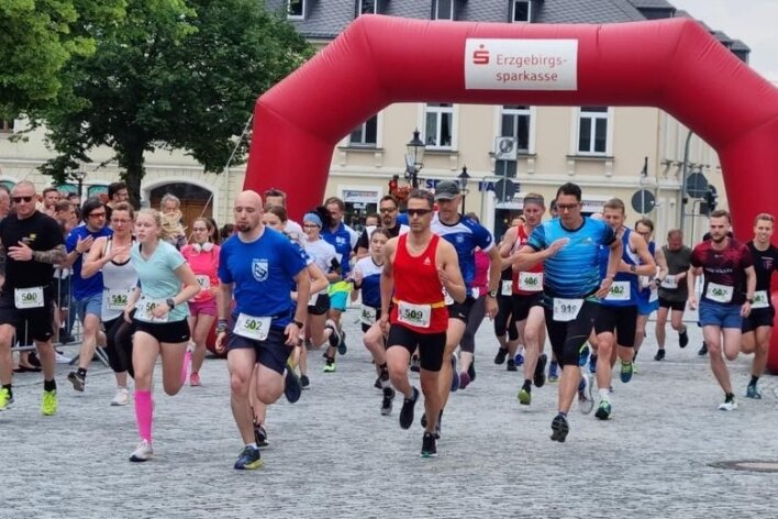 Mit "Fußpils" zum Sieg gelaufen - Rund 120 Läufer haben am Marienberger Stadtlauf anlässlich des Jubiläums 500 Jahre Marienberg teilgenommen. 