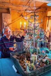 Mit Gänsefedern: Schönheider Museum zeigt ganz besonderen Weihnachtsbaum - Museumsleiter Andreas Schubert an dem Weihnachtsbaum, bei dem die Äste aus Gänsefedern sind. Der stammt aus dem Jahr 1925. 