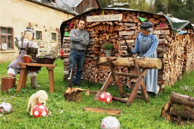 Mit ganz viel Liebe zum Detail: Wie Neuensalz jetzt seine 700-Jahrfeier nachholt - Falk Seidel hat die Puppen in Erinnerung an ehemalige Dorfbewohner gestaltet. 