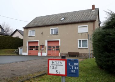 Mit Gebäudeverkauf verliert Feuerwehrverein sein Domizil - Die einst feuerroten Garagentore sind längst verblasst. Hier ist schon lange kein Löschfahrzeug mehr ausgerückt. Jetzt wird das alte Feuerwehrdepot in Reichenbach verkauft. 