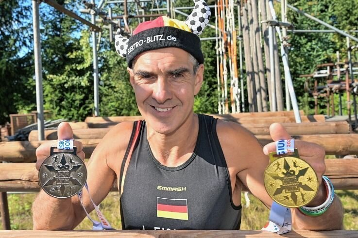 Mit Gold und Silber von WM zurück - Jörg Eißmann präsentiert stolz seine Gold- und Silbermedaille, die er bei der Weltmeisterschaft in Belgien gewonnen hat.