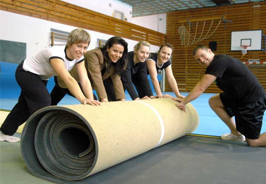 Auerbacher Cheerleading-Verein rollen die Fußmatte auf dem neuen Sportboden in der Seminarturnhalle aus