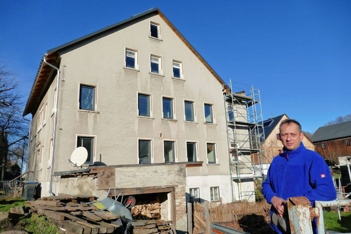 Mit großem Tatendrang ins neue Jahr - Im Borstendorfer Haus wartet auf Sven Dolge viel Arbeit. Als erstes soll im Januar mit dem Abriss des Anbaus (rechts) begonnen werden.