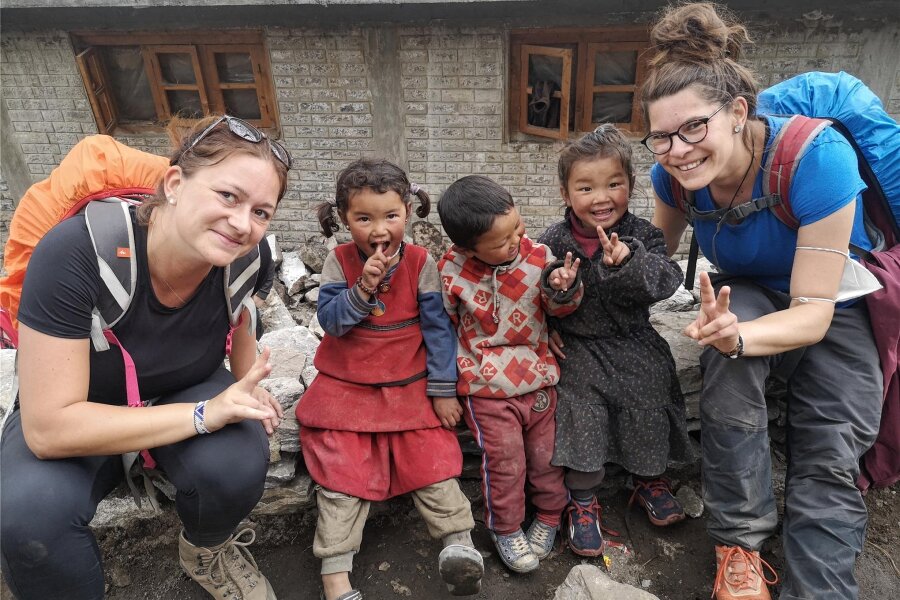 Mit großer Hilfe aus Rochlitz: Kindergarten in Nepal fast fertig - Katarina Schlick (r.) aus Rochlitz und Carolin Müller aus Leipzig setzen sich mit weiteren Helfern für Kinder in Nepal ein.