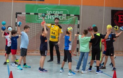 Mit Grundwerten zum Erfolg - Tyll Schmidtke (gelbes Trikot) ist der neue Kindersport-Koordinator beim SV 04 Oberlosa. Hier trainiert er die E-Jugend, der er die Grundlagen des Handballsports beibringen möchte.
