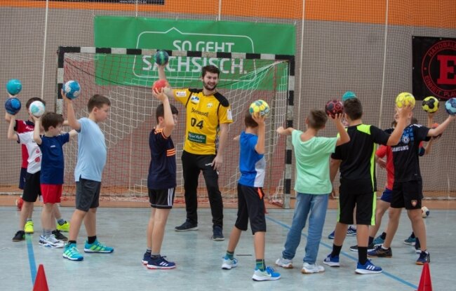 Tyll Schmidtke (gelbes Trikot) ist der neue Kindersport-Koordinator beim SV 04 Oberlosa. Hier trainiert er die E-Jugend, der er die Grundlagen des Handballsports beibringen möchte.