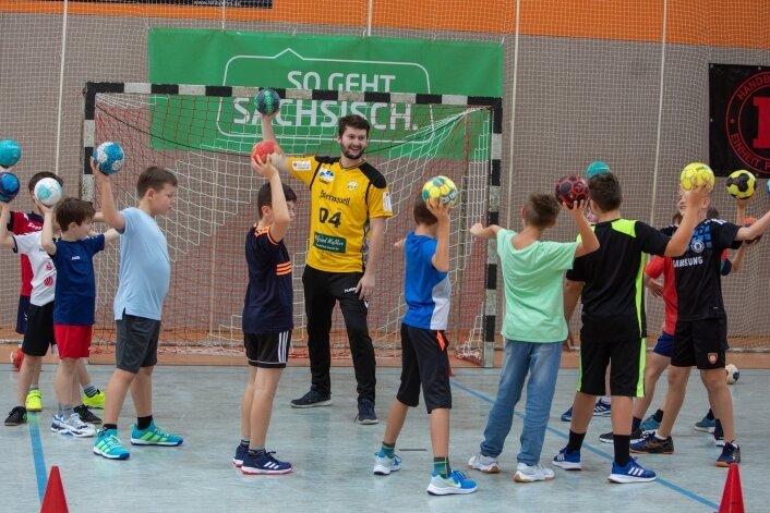 Tyll Schmidtke (gelbes Trikot) ist der neue Kindersport-Koordinator beim SV 04 Oberlosa. Hier trainiert er die E-Jugend, der er die Grundlagen des Handballsports beibringen möchte.
