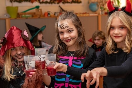 Mit Gruselspaß enden die Ferien - Annika, Lina und Mara (v. l.) hatten viel Spaß bei der Halloweenparty zum Abschluss der Herbstferien.