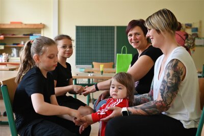 Mit Handmassage und Ausstellungen: Grundschule in Lunzenau begrüßt Gäste - Bei der Vorstellung des Ganztagesangebots „Beauty und Wellness“ konnten Besucher eine Handmassage genießen.