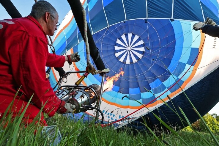 Mit Heißluftballons auf Wolke sieben - Vorm Start und während der Fahrt benötigt Johannes Reichelt Propangas. Vier Gaszylinder sind Standard für eine Fahrt.